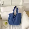 Bolso tote de diseño simple en color morado claro suave estilo coreano para señoritas, perfecto para compras y salidas de verano, ofreciendo un bolso de hombro relajado y versátil