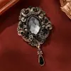 Broche Colgante Vintage Europeo y Americano, Oro Antiguo Incrustado con Diamantes, Lujo Ligero Versátil para Abrigos y Trajes, Accesorio de Moda al por Mayor