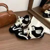 Zapatos casuales de cuentas que aumentan la altura de nuevo estilo 2025 para mujer, zapatillas de entrenamiento alemanas de otoño, zapatillas negras versátiles de nicho