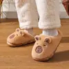 Pantuflas con temática de capibara, con una suela suave y cómoda, son perfectas para usar en interiores y exteriores, y están diseñadas para ser lindas y antideslizantes para mujeres y niños.