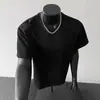 2026 Verano Nuevo Estilo Lujo Ligero Fresco Moda Masculina Hombro Recto Gama Alta Camiseta de Manga Corta Top de Empalme para Hombre Cuello Redondo
