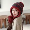 Chapéu de Tricô Estilo Fair Isle para Outono e Inverno com Circunferência da Cabeça Grande para Mulheres, Chapéu de Lã Estilo Étnico para Proteção contra Frio e Calor, Chapéu com Pompom para Afinar o Rosto e Proteção das Orelhas
