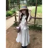 El conjunto de verano para niña es un conjunto único y hermoso que consta de un top de manga corta con pajarita y una falda larga midi de lunares.