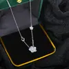 Collar de flor de cerezo de plata pura 999, un colgante delicado para mujer, una cadena chic para la clavícula, un accesorio lujoso, un diseño único de cristal de hielo con un toque de alta gama.