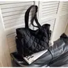 Bolsa de Algodón Acolchada Otoño e Invierno Bolsa Tote de Nailon Gran Capacidad para Viajes Diarios de Mujeres Ligera Versátil Bolso de Hombro Plegado Bolso de Mujer