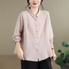 Foto real de camisa feminina de manga longa em gaze de algodão de camada dupla em cor sólida com retalhos estilo retrô, outono de 2026.