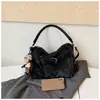 Bolsos de mano transfronterizos de moda 2025, bolsos de hombro de alta gama para mujer, bolsos cruzados de moda, bolsos grandes de capacidad para el antebrazo para mujer