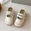 Sapatos de Couro para Meninas 2026 Novo Estilo Estilo Princesa Sola Macia Sapatos de Um Só Solado Combinação de Primavera Saia Mocassins Prateados Sapatos Infantis