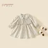 Vestido de Outono para Meninas 2026 Novo Estilo Infantil Floral Gola Rever Super Bonito Saia Moda Bebê Estilo Primavera/Outono