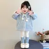 Abrigo para Niñas Pequeñas Otoño Invierno 2026 Nuevo Elegante Forro de Polar para Bebé Espesado Ropa de Invierno Cuero y Piel Integrados en la Parte Superior para Niños