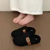Chinelos de algodão fofos de sola grossa para o inverno para mulheres, quentes e forrados com fleece, adequados para uso externo, design de bico fechado, novo estilo 2026, estilo meia-chinelo, preto