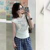 Camiseta Tricotada com Ombro Direito de Manga Curta Gatinho Doce Hottie Americano para Mulheres Verão 2025 Nova Malha Slimming Look Top de Cintura