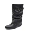 Botas altas de cuero para mujer 2026, nuevas, de punta, con remaches, botas de tacón apilado plisadas, botas de montar con hebilla de cinturón, botas tipo pantalón de pierna ancha
