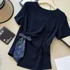 Nova Camiseta Estilo Coreano com Gola Redonda, Ombros Normais, Fechamento Frontal com Laço, Fenda Lateral para Mulheres com Design de Tiras Laterais, Mangas Curtas e Laço