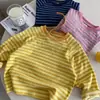 Camiseta Infantil 2026 Primavera Meninos Estilo Coreano Solta Casual Top Bebê Criança Estilosa Listrada Proteção Solar Camada Base