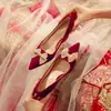 Zapatos de boda rojos de tacón alto estilo chino para mujer, nuevo modelo 2026, zapatos de novia con cuentas para la novia, adecuados tanto para Xiuhe tradicional como para vestidos de novia, cómodos de llevar