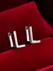 Pendientes de botón casuales de moda populares, creativos, con diseño de letra, simples, versátiles para el día a día, de alta calidad, lujo ligero