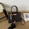 Elegante y a la moda, bolso nuevo de otoño 2026, simple y chic, con un diseño cuadrado retro, adecuado como bolso de hombro o bolso cruzado para mujer