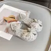 Moda Infantil Sandalias Versátiles de Princesa 2025 Verano Nuevo Estilo Niñas Suela Suave Lazo Zapatos de Playa para Niñita