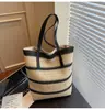 Bolsa de Palha Trançada Handmade Colorida com Listras Blocadas Estilo Floresta 2026 Casual Versátil Bolsa de Ombro para Férias na Praia