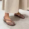Elegantes sandalias cerradas de estilo francés con diseño calado para mujer, nuevo modelo de verano 2026, zapatos Mary Jane con correa trasera plana y puntera dividida