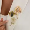 Ornamentos Europeus e Americanos Transfronteiriços Sensação de Luxo Leve Broche de Flor Lírio Calla com Strass Design Moderno Broche de Abelha Versátil para Mulheres