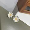 Nuevos pendientes de margaritas sencillos de moda, pendientes retro elegantes y sencillos sin agujeros para las orejas para mujer.