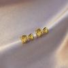 Aretes de acero de titanio de trébol de cuatro hojas con sentido de diseño avanzado, lujo ligero para mujer, diseño nicho, aretes que no se desvanecen, nuevo estilo 2024