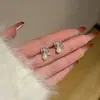 Brincos de Pérola em Forma de Rosa Vazada Estilo Coreano com Design de Luxo Leve de Nicho, Sensação de Alta Qualidade, Brincos Versáteis e Exquisitos