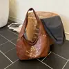 Bolsa com Rebites para Mulheres, Tendência de Moda Transfronteiriça, Design Estilo Garota Spicy, Bolsa de Ombro/Axila de Grande Capacidade, Bolsa Tote de Nicho