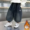 Calças Jeans Forradas com Pelúcia para Meninos Calças Quentes de Lã de Cordeiro Espessadas para Crianças 2026 Novo Inverno Calças de Estilo Coreano Lanternas para Crianças