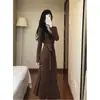 Vestido Longo Cruzado de Primavera e Outono Novo Estilo Puro Lustre com Alças e Decote V para Mulheres Sexy Cor Pura Justo ao Corpo Saia Longa Cauda de Peixe