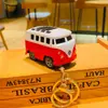 Juguete de coche de aleación creativa de retroceso llavero de coche de dibujos animados colgante para mochila escolar estudiante regalo pequeño para parejas venta al por mayor