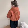Chaqueta de algodón con capucha para niña con ribete de volantes, nuevo estilo invierno 2026, atuendo de otoño moderno y elegante, abrigo de algodón casual súper lindo