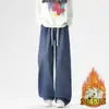 Coleção de inverno 2026: jeans grossos, forrados com fleece, estilo americano para o dia a dia, com design jovem e energético, corte reto e folgado, e cintura elástica