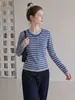 Camiseta de punto cárdigan para mujer, de rayas azules y grises, cuello redondo, manga larga, colección de otoño 2026, corte ajustado, prenda exterior que favorece la figura.
