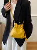 2026 Verano Nuevo Estilo Coreano Texturizada Compras Pequeña Bolso Cruzado Cordón Bolso Cubo Plegado Suave Cuero Bolso de Hombro al por Mayor Bolso de Mujer