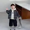 Traje de Tres Piezas a Cuadros para Niños Primavera y Otoño Estilo Coreano Conjunto Fresco y Moderno para Bebés y Niños Pequeños Ropa de Otoño de Comercio Exterior
