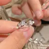 Anel Popular Xiaohongshu Dune Pequeno Diamante Anel de Três Camadas com Diamantes Brilhantes Moda Feminina Simples Empilhável Anel para Dedo Indicador Micro-Embutido