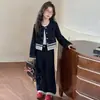Conjunto de outono para meninas 2026 novo estilo jaqueta infantil conjunto de jeans da moda conjunto de duas peças da moda para primavera e outono