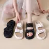 Sandalias de Estilo Suave con Suela Gruesa y Lazo para Mujer 2026 Nuevo Estilo de Verano con Falda Lindos Zapatos de Playa con Lunares de Una Sola Tira