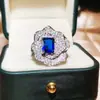2025 Nuevo Diseño de Flor de Anillo Incrustado con Diamante Azul Anillo Elegante para Mujeres Estilo Retro Precio de Mayoreo