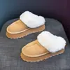 Sapatos femininos de meia pantufa peluda, tendência de moda estilo coreano 2026, nova coleção de inverno, combinação de couro e pele, forrados com fleece, pantufas de algodão com sola grossa