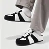 Mules cerrados de estilo académico con bloques de color en blanco y negro para hombre, nuevos zapatos casuales de verano sin cordones para hombre, versátiles zapatos de entrenamiento alemanes