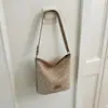Bolsa feminina de grande capacidade para o outono, versátil 2026 nova bolsa casual de ombro e transversal, bolsa tipo balde popular de estilo coreano para o dia a dia