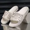 Sandalias Nuevas de Huella Dactilar de Verano, Pantuflas Deportivas para Hombre, Pantuflas de Pareja, Pedidos de Exportación Personalizados de Fábrica para Mujer