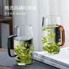 Venta al por mayor de tazas de té verde de borosilicato alto con mangos coloridos y bases engrosadas, aptas para uso doméstico, tazas de té de gran capacidad, vasos de vidrio con mango cuadrado y opciones de personalización disponibles
