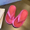 Chanclas de verano para mujer, nuevo estilo para parejas, sandalias outdoor de suela gruesa, pantuflas antideslizantes para hombre para uso en el baño