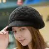 Conjunto de Chapéu Boina Versátil de Cor Sólida para Outono e Inverno, Moda Transfronteiriça, Chapéu de Lã Tricotado Espessado e Forrado com Fleece para Mulheres de Meia-Idade e Idosas