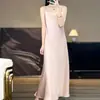 Nuevo Estilo Primavera y Verano 2026 Vestido Francés de Satén con Tirantes y Cuello en V Color Sólido Holgado de Cintura Alta Elegante Vestido Largo para Mujer
